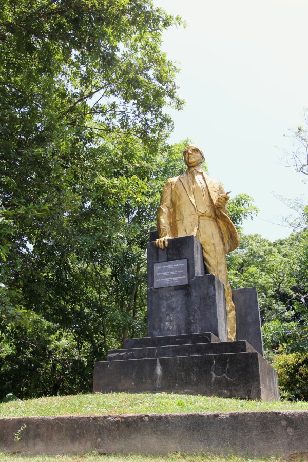 Felix Dias Bandaranaike Statue