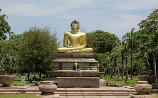 Viharamahadevi Park Buddha